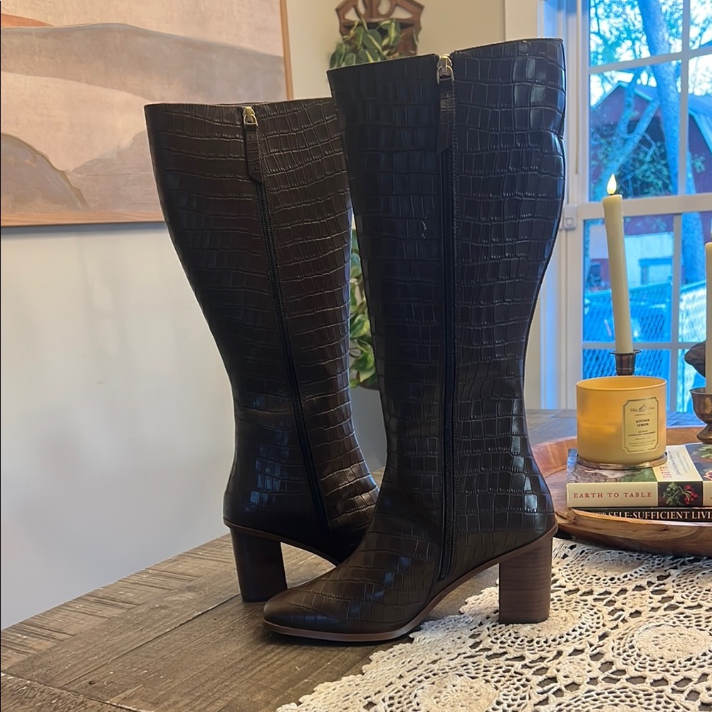 Elegant Brown Croc-Embossed Knee-High Boots - Picture 4 of 6